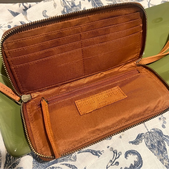 Free People Wallet Wristlet New - Picture 2 of 8